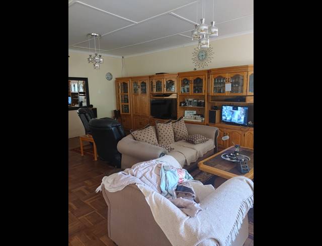 3 BEDROOM FREEHOLD FOR SALE IN FLORAUNA